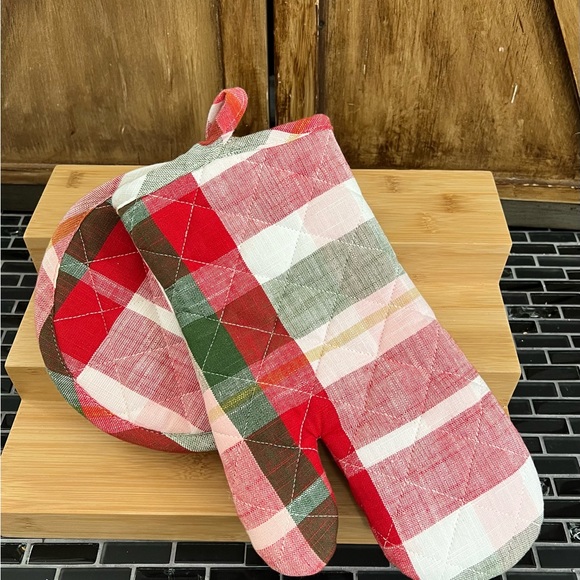 Threshold Other - Threshold Oven Mitt & Potholder Set.